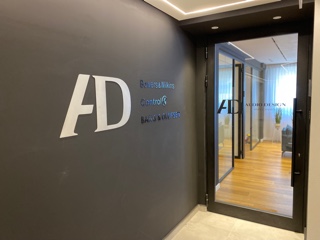 כניסה למשרדי Audio Design עם שלט AD על הקיר