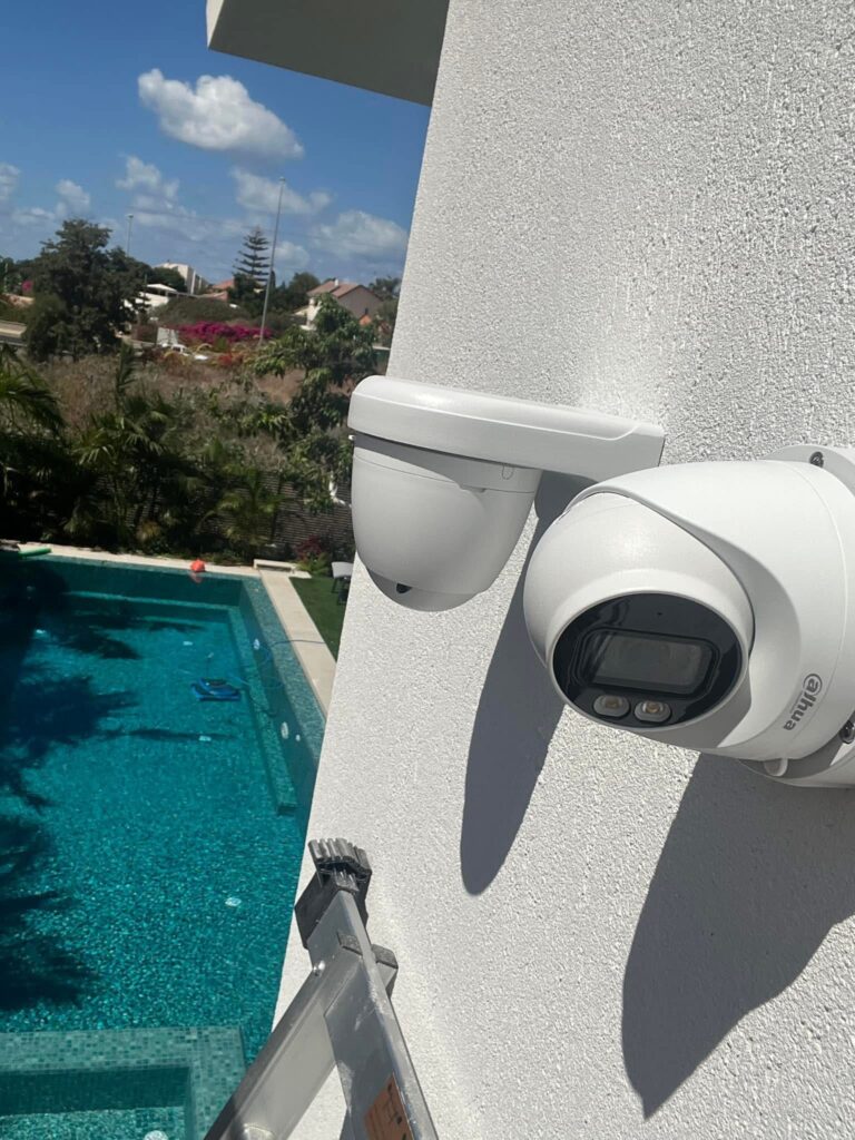 מצלמות אבטחה מסביב לבריכה בבית פרטי